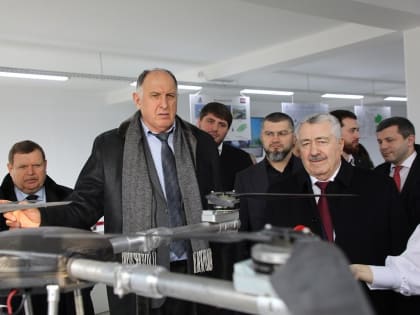 Абдулмуслиму Абдулмуслимову презентовали первый квадрокоптер, выпущенный на базе АО «КЭМЗ» в 2023 году