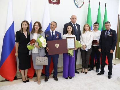 Герман Муслимов и Заира Пахрудинова из Новолакского района награждены в День Конституции РД госнаградами