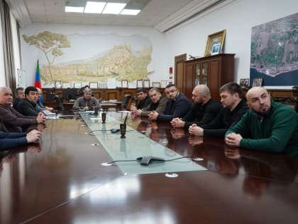 Мэр Дербента обсудил с застройщиками сроки завершения программы переселения из аварийного жилья