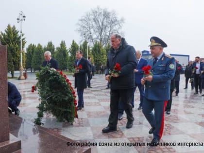 Премьер-министр РД возложил цветы к памятнику Гейдара Алиева в Хачмазе