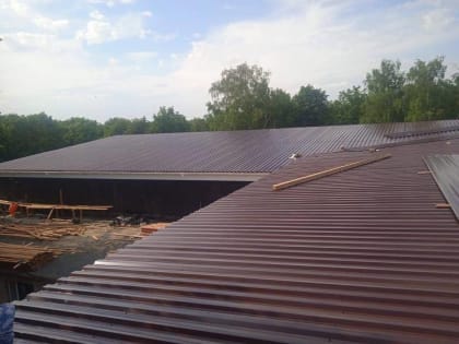 Строители из Дагестана завершили монтаж кровли на двух блоках Дома культуры в Тимошовке