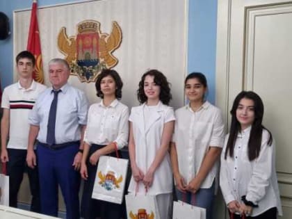 Юсуп Умавов встретился со стобальниками ЕГЭ из Махачкалы