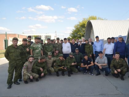 Арсен Махмудов в составе делегации Народного Собрания РД посетил дагестанцев в пункте комплектации призывников в станице Калиновская Чеченской Республики