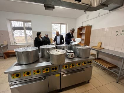 Глава Новолакского района проинспектировал в Чапаевской СОШ №2 работы, проведенные в рамках проекта «Модернизация школьных систем образования»