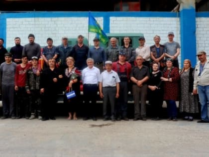 За значительный вклад в развитие строительной и промышленной отрасли РФ и РД Гаджи Биярсланову вручена награда