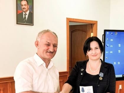 Начальник УО Новолакского района Светлана Кудаева награждена медалью участника гуманитарного конвоя за сбор гумпомощи участникам СВО