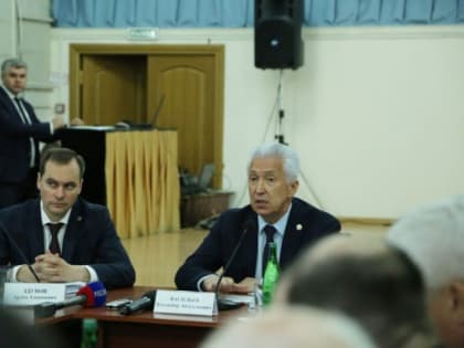 Джамалудин Гаджиибрагимов рассказал о реализации программы «Земский доктор» на семинар-совещании в Кизляре