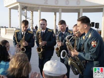 Военный оркестр Росгвардии дал концерт в Дербенте