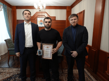 Махачкалинец Ризван Мирзебалаев проявил мужество и самоотверженность, спасая людей, попавших в беду