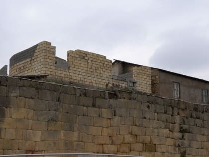 Незаконная постройка над крепостной стеной в Дербенте ликвидирована