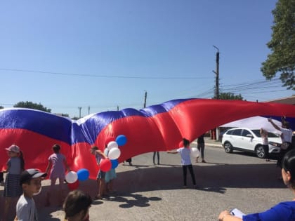 В Хасавюртовском районе в честь празднования  развернули государственный флаг России площадью 500 кв.м.