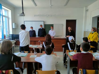 Отдел по делам несовершеннолетних и защите их прав Хасавюртовского района совместно с инспекторами Отдела ПДН ОМВД провели беседы в школах района о вреде и правде наркотиков.