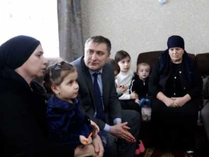 В Дербентском районе матерей и вдов участников СВО навестили представители власти