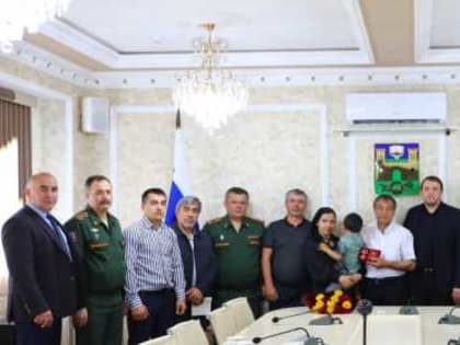 Глава Хасавюрта вручил орден Мужества семье погибшего Шамиля Омарова