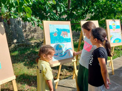 Выставку «История денег России» развернули в Кайтагском районе в День флага России