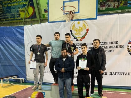 Команда из Дербента стала победителем республиканского турнира по пауэрлифтингу