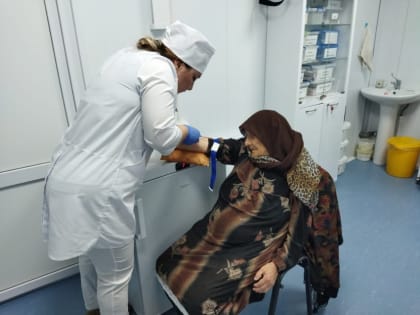 В Кизлярском районе в рамках проекта «Старшее поколение» реализуют мероприятия по доставке граждан с проблемами по здоровью в районное ЦРБ