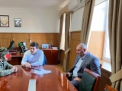 В Новолакском районе прошла встреча и.о главы Сулеймана Рамазанова с участником СВО