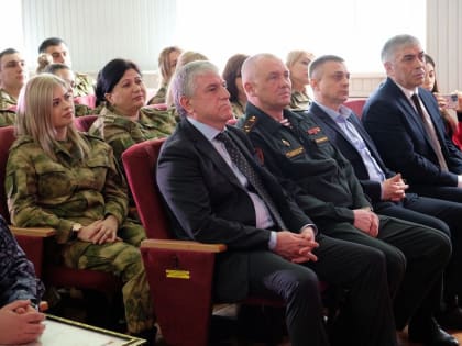 Мэр Махачкалы поздравил с Днем защитника Отечества военнослужащих Росгвардии