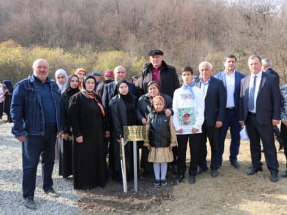 Абдулмуслим Абдулмуслимов заложил «Сад памяти» в Казбековском районе