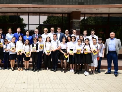 Школьникам Дагестана в День России торжественно вручили паспорта