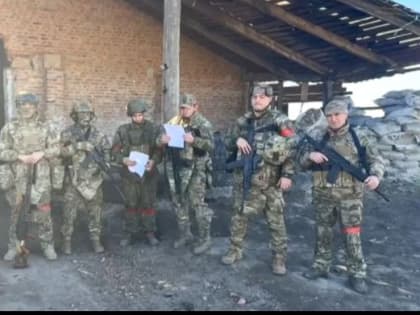 Бойцы на передовой читают письма, отправленные активистами Движения Первых Новолакского района