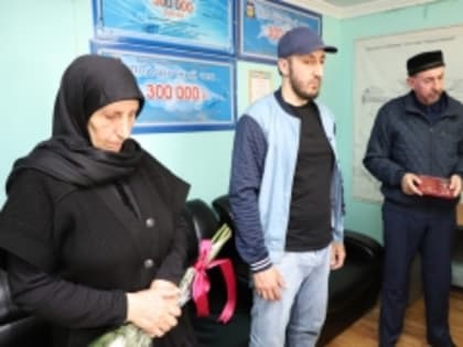 Родителям военнослужащего Шахбана Омарасхабова вручили орден Мужества