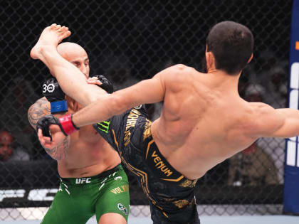 Махачев защитил титул чемпиона UFC, послав соперника в нокаут в первом раунде