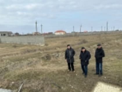 И.о главы Новолакского района Сулейман Рамазанов поручил выявить все объекты, построенные на водопроводе от Тарнаирских очистных сооружений до села Ахар, для дальнейшего принятия р