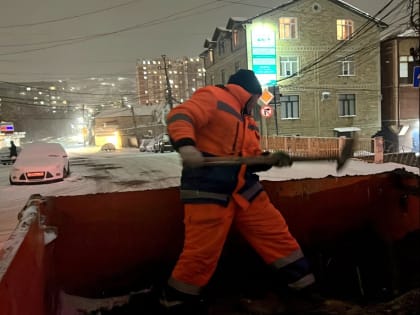 В Махачкале организована работа по расчистке улиц от снега и обработке антигололёдными средствами