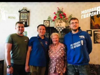 Артем Бичаев поздравил жительницу Мелитополя с 95-летием