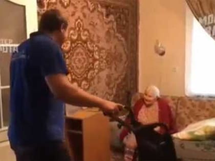 Волонтёры «Молодой Гвардии Единой России» доставили коляску 101-летней ветерану из Мелитополя