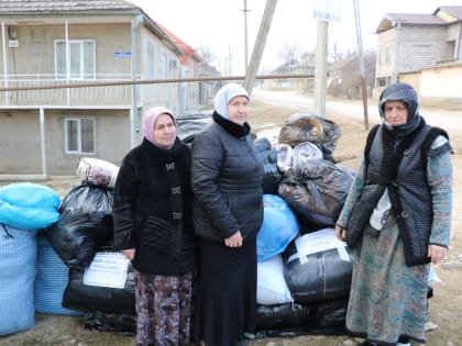 Женсовет Казбековского района собрал теплые покрывала для бойцов на фронте