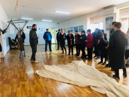 Прыжки с парашютом и авиамоделизм: активисты ОНФ в Дагестане подготовили для детей-сирот специальную программу ко Дню космонавтики