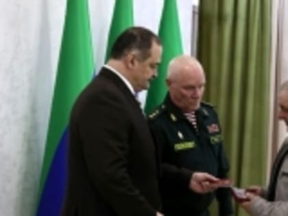 Ордена Мужества погибших росгвардейцев передали их родным в Дагестане