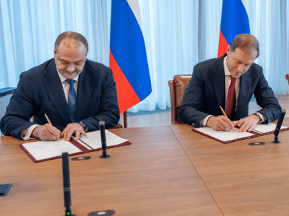 Сергей Меликов и Денис Мантуров подписали специнвестконтракт по производству стеклотары в Дагестане