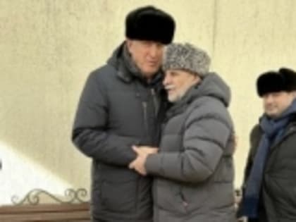 Абдулмуслим Абдулмуслимов навестил семью Героя РФ Нурмагомеда Гаджимагомедова