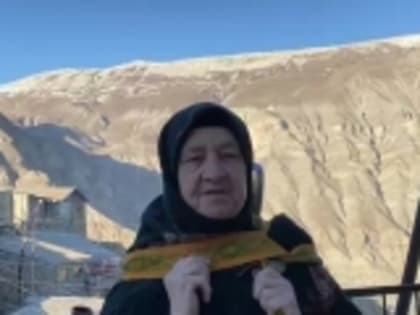 Азра Рурухмаева с горским ичичалинским кувшином прочитала строки Расула Гамзатова