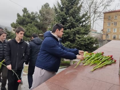 Избербашцы несут цветы в память о погибших в теракте в Подмосковье