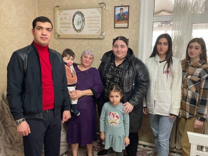 Молодогвардейцы в Международный женский день посетили семьи мобилизованных в Дербенте