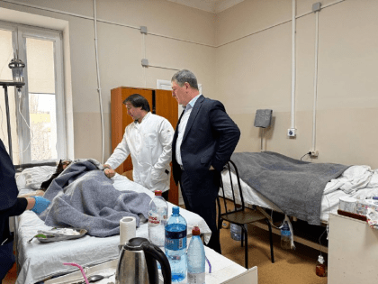 Заместитель главы Махачкалы навестил пострадавшую от падения сосулек женщину в больнице
