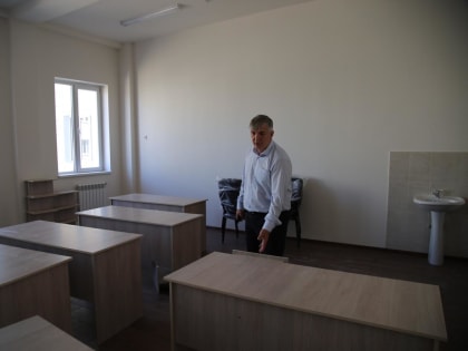 Хизри Абакаров в ходе экскурсии по городу Магасу посетил строящуюся школу