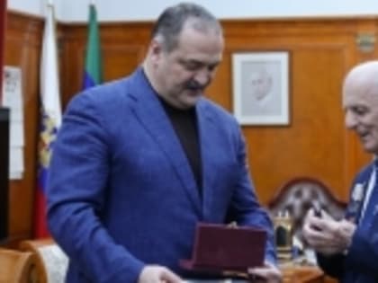 Сергей Меликов встретился с двумя отличившимся дагестанцами – врачом Багавдином Ахмедовым и поэтом Сажидином Саидгасановым