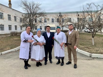 Культработники ЦТКНР Казбековского района присоединились к акции «Дарите женщинам цветы»