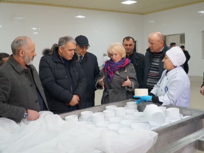 Глава Минсельхозпрода Дагестана побывал на крупном молокоперерабатывающем заводе в Хивском районе