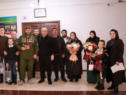 Гаджимурад Мусаев вручил государственные награды ветерану и семьям погибших участников СВО