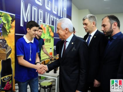 Владимир Васильев осмотрел выставку достижений в сфере туризма и инвестиций Дагестана
