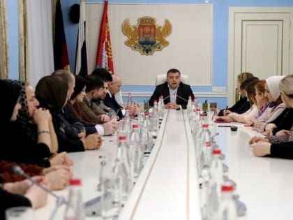 В мэрии Махачкалы состоялась встреча с родителями и педагогами школы, в которой сменился директор