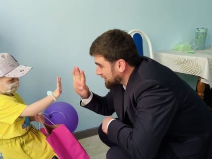 В Дагестане учащиеся колледжей вручили подарки пациентам Республиканской клинической больницы