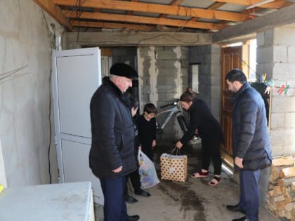 В Магарамкентском районе замминистра по туризму и народным художественным промыслам РД вручил подарки детям военнослужащих